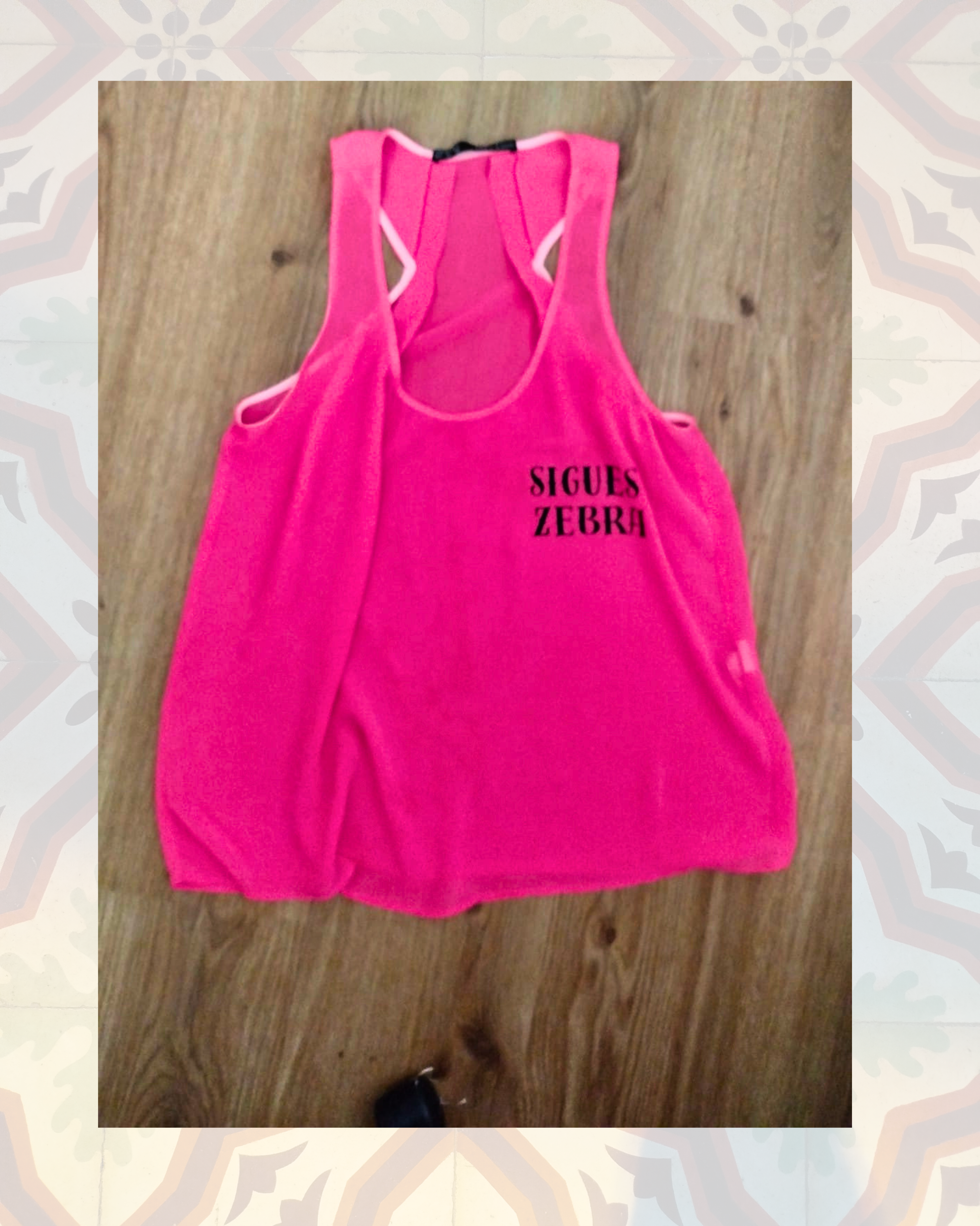 Camiseta rosa fluor transparente.